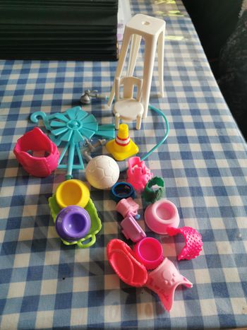 Lot de 33 accessoires et mobilier pour poupée