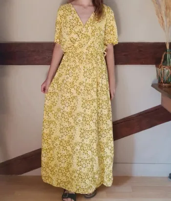 Robe jaune cache coeur fleurie