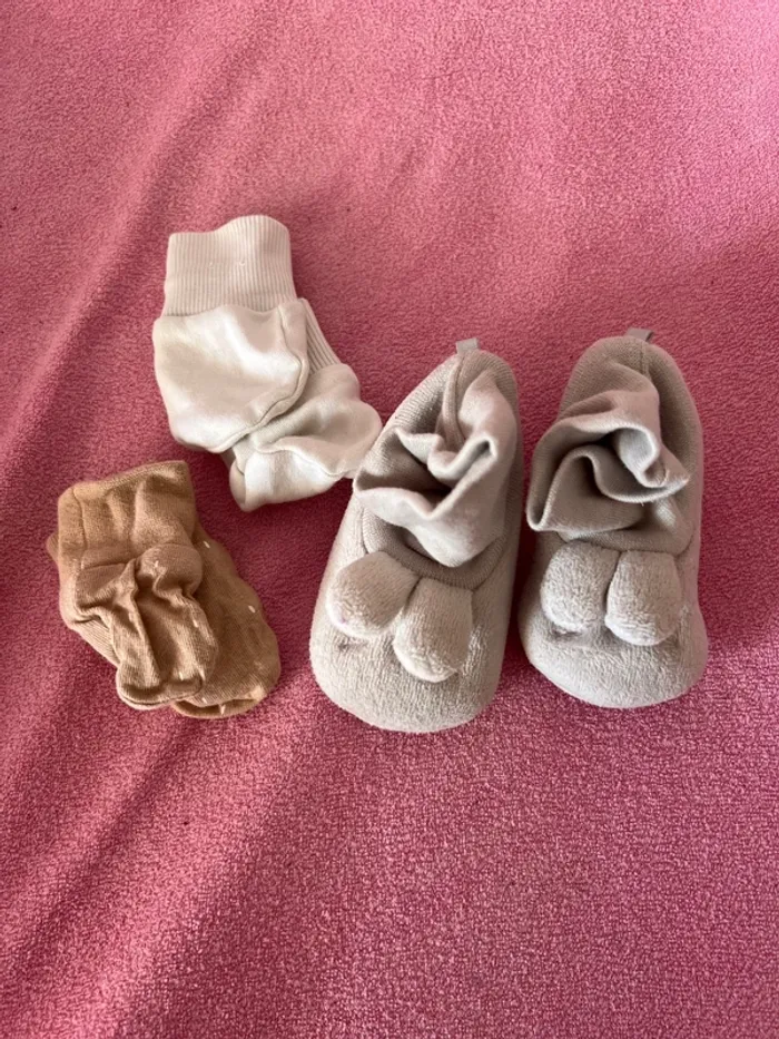 Lot chaussons et moufles naissance