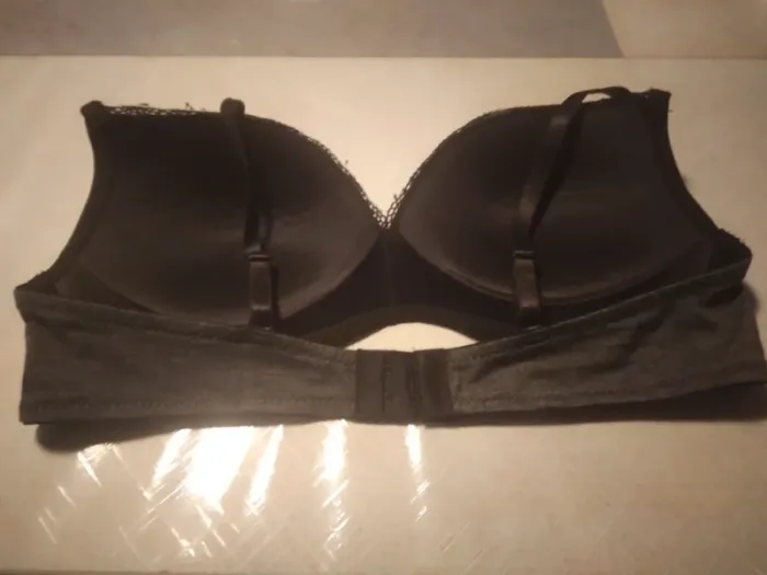 Soutien gorge gris - photo numéro 2