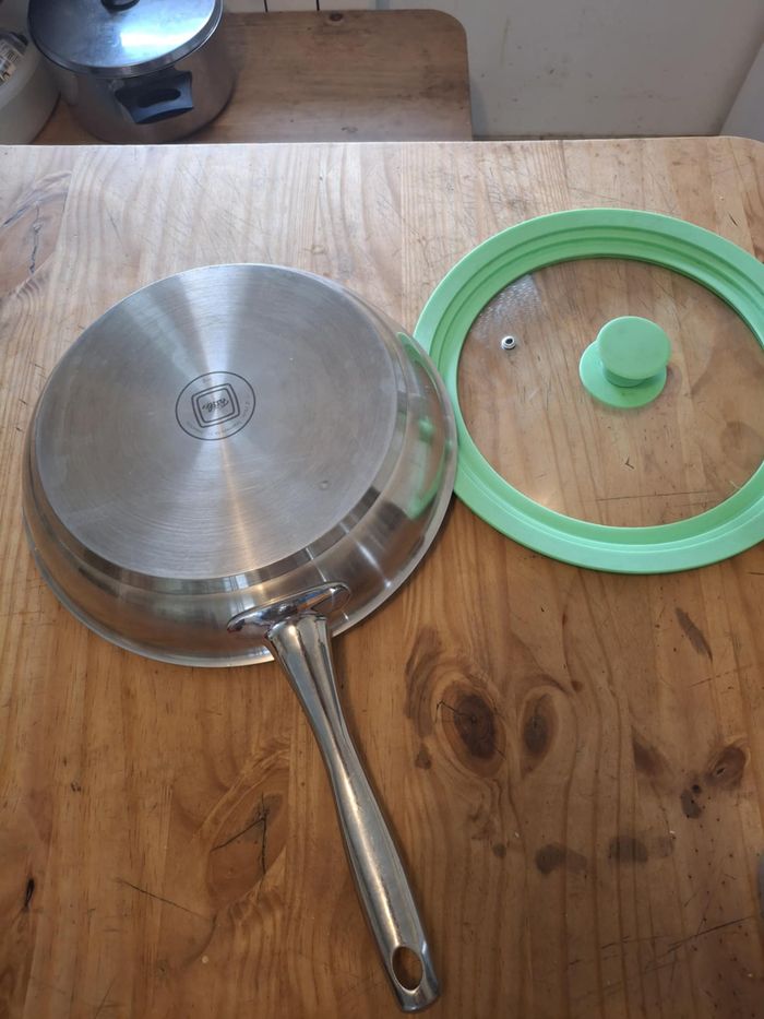 Poêle en inox 18/10 en très bon état - photo numéro 3