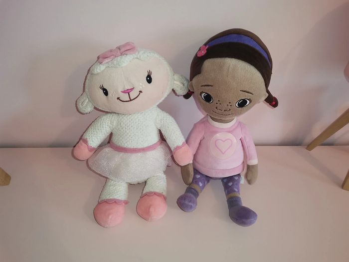 Lot de 2 peluches Docteur la Peluche et Câline