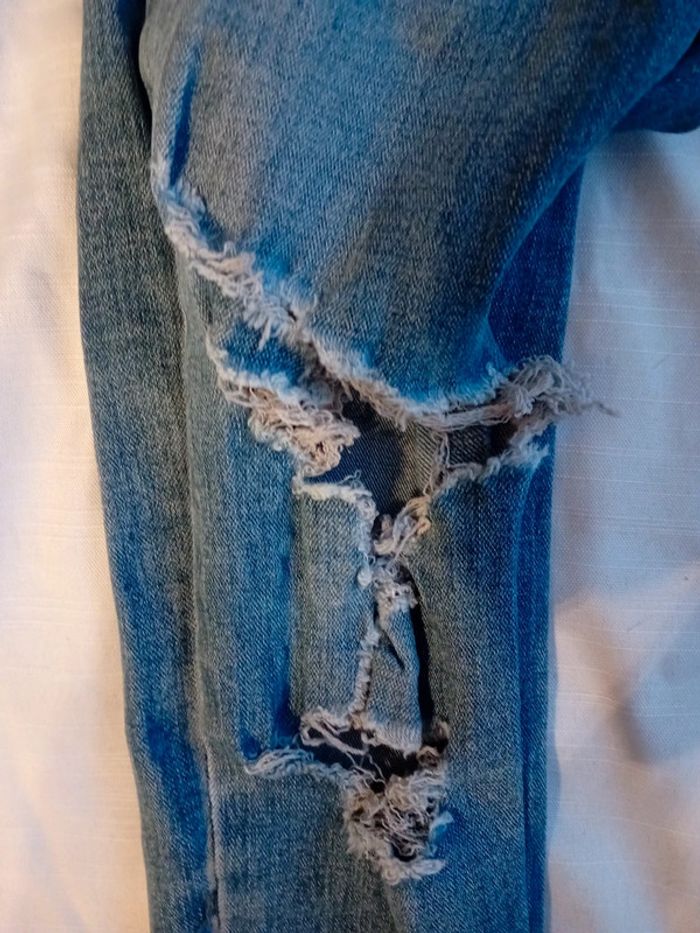 Jeans troué - photo numéro 4