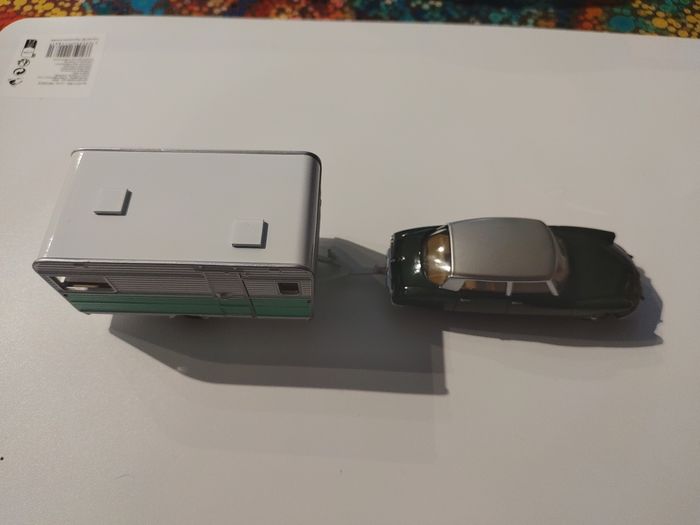 Ds Citroën avec caravane Vert