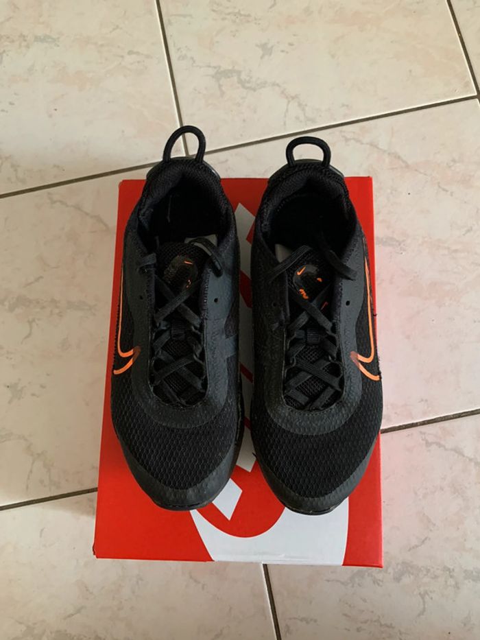 Air max Nike noir et orange garçon taille 34 - photo numéro 2