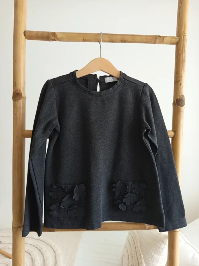 Haut gris avec poches fleuries Iana 8 ans