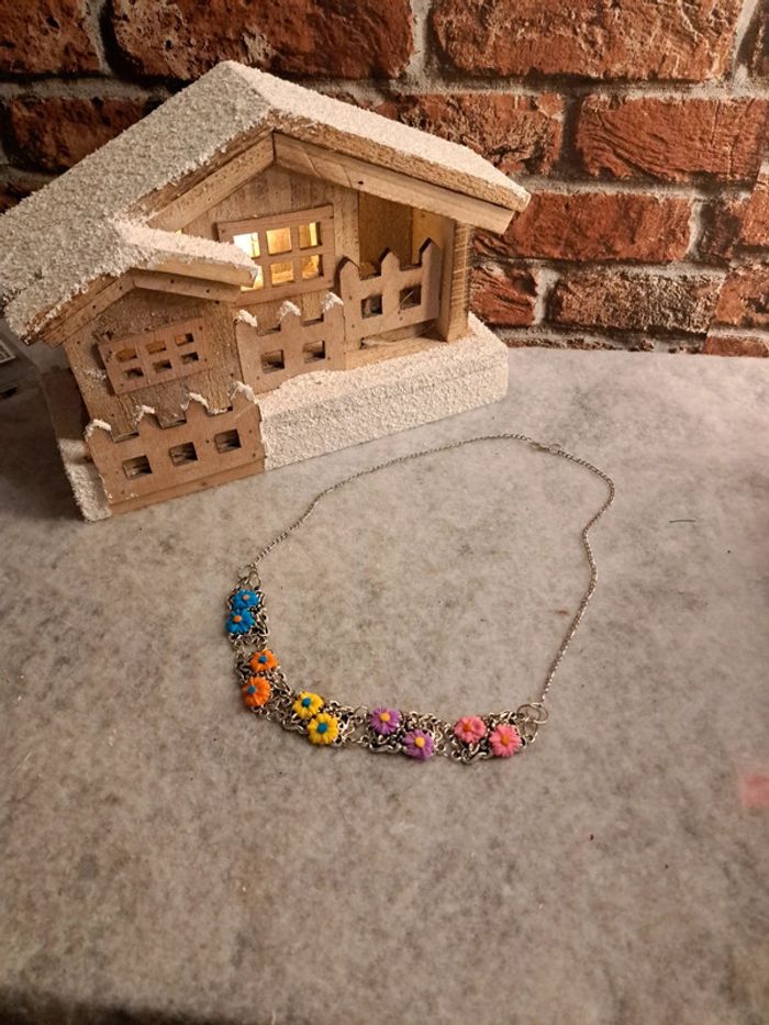 Collier argenté avec fleurs multicolore