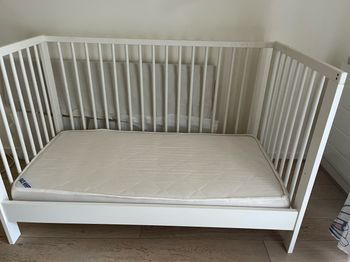 Lit bébé + matelas + 2 draps blanc