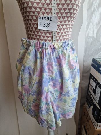 Short fluide, à fleurs, multicolore, 2 poches latéral, en très très bon état, longueur 42cm