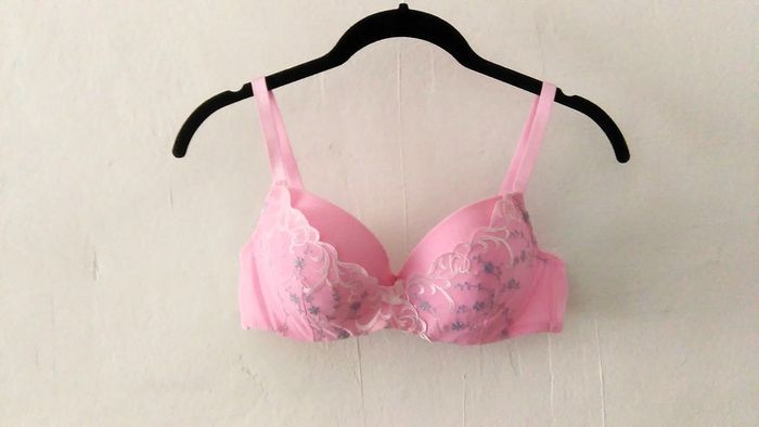 Soutien-gorge rose et broderies argentées