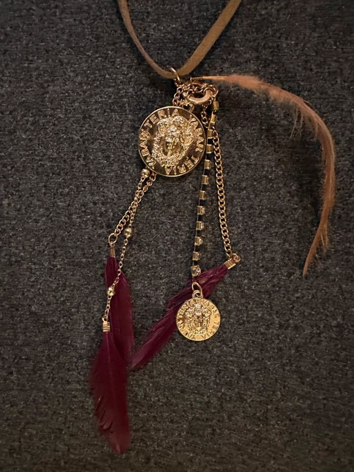 Sautoir pendentif plumes et médailles Teria Yabar - photo numéro 3