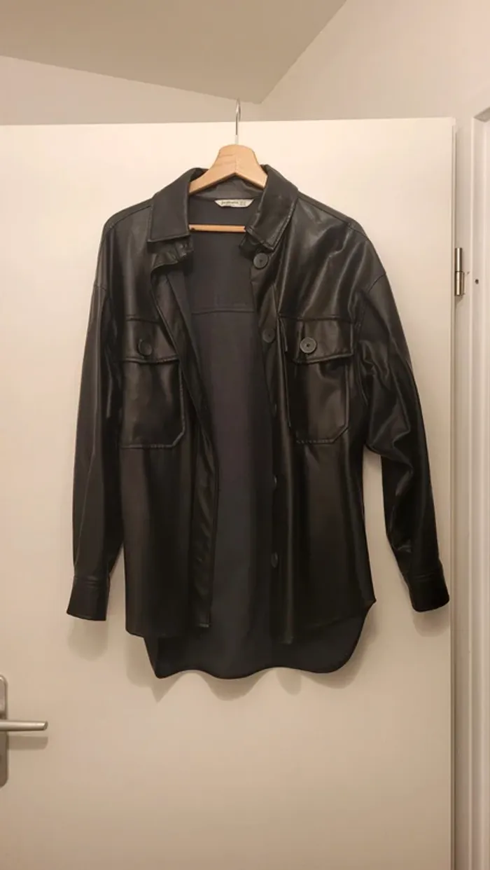 chemise simili cuir noir stradivarius - photo numéro 6
