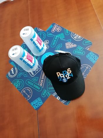 Lot d'accessoires jeux olympiques paris 2024, set de table, casquette et verres