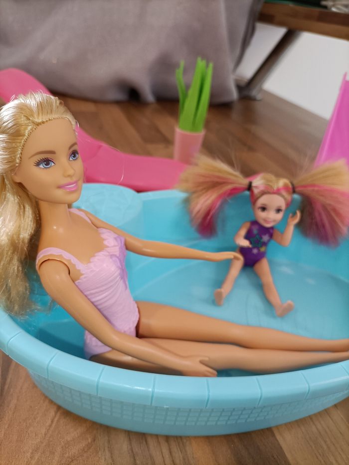 Lot barbie - Sortie Mère fille à la piscine - 2 barbies, accessoires et 1 livre - photo numéro 3