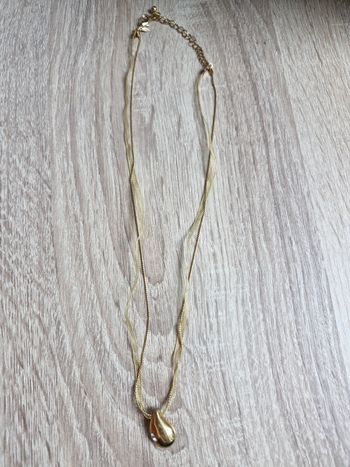 Collier fantaisie doré avec pendentif goutte Avon