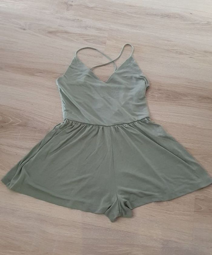 Jolie combinaison courte vert kaki forever 21