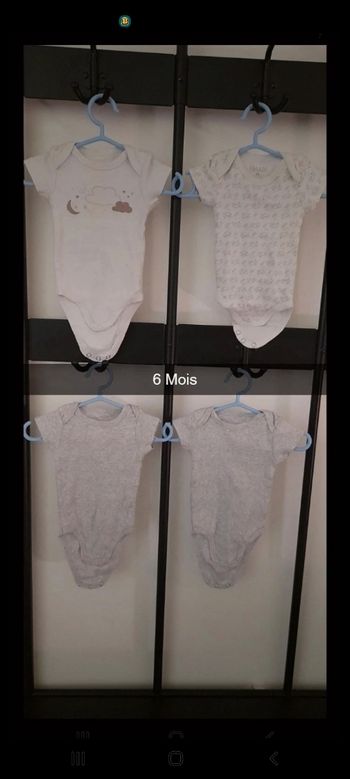 Lot de 4 bodies taille 6 Mois