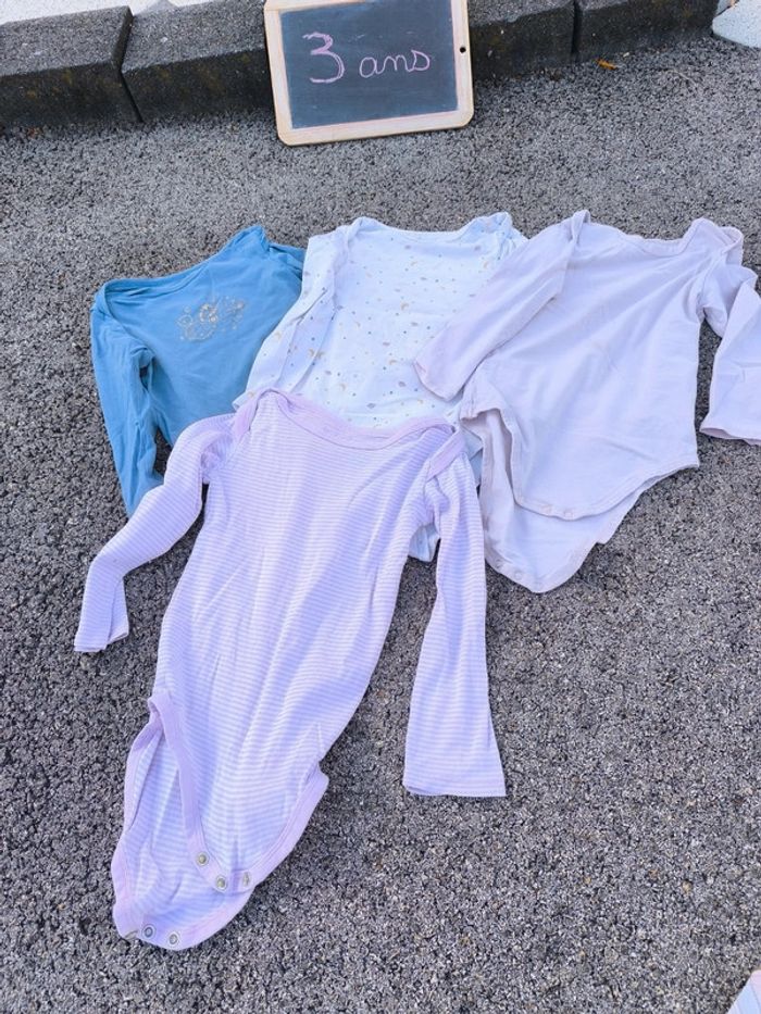 Lot de 4 body manches longues taille 3 ans en très bon état et bon état