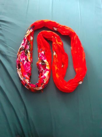 Echarpe légère orange fleurie