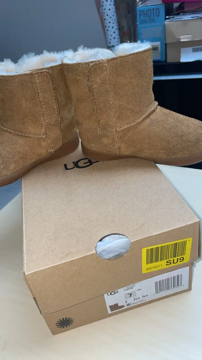 Bottines UGG avec scratch – Taille 23,5 cm - photo numéro 2