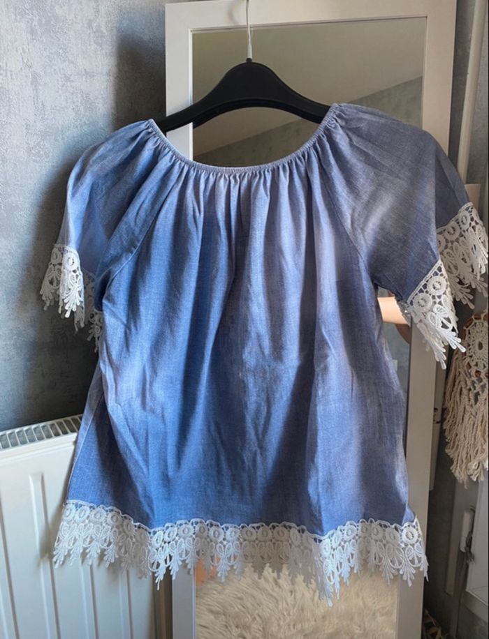 Blouse effet jeans et dentelle