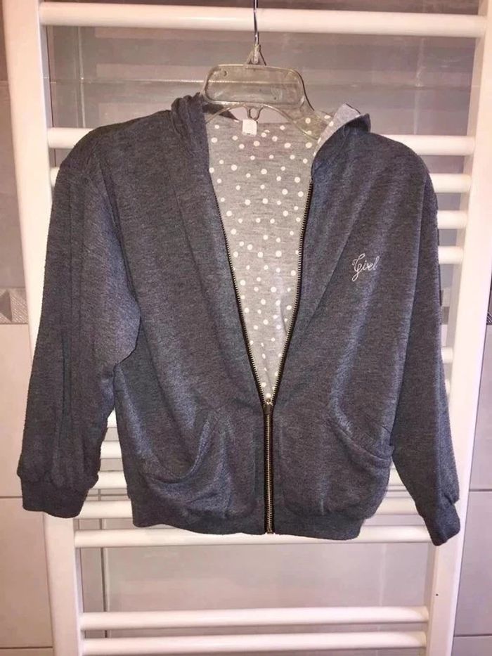 Veste sweat à capuche Givel taille 8 ans en tbe à 4 euros