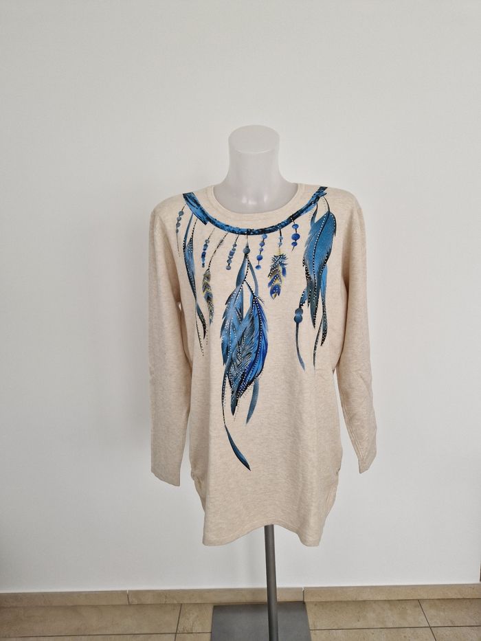 Haut beige crème motif plumes bleues H&L