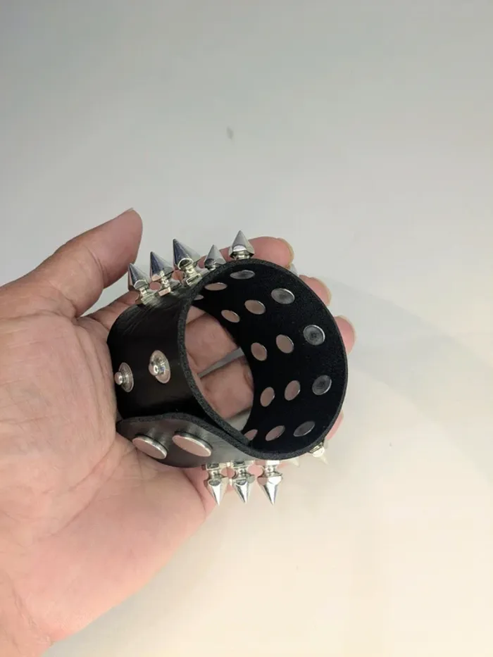 Bracelet gothique à pointes – L’accessoire qui impose le respect - photo numéro 3