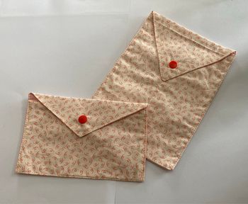 Étuis à savon, brosse à dent et dentifrice