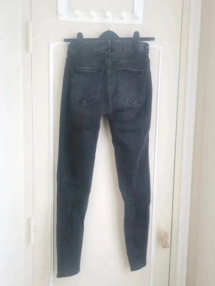 Jeans déchiré Bershka taile 38 - photo numéro 5