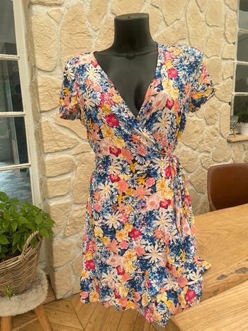 Robe kiabi colorée cache cœur taille 38 M multicolore à fleurs bleu rose