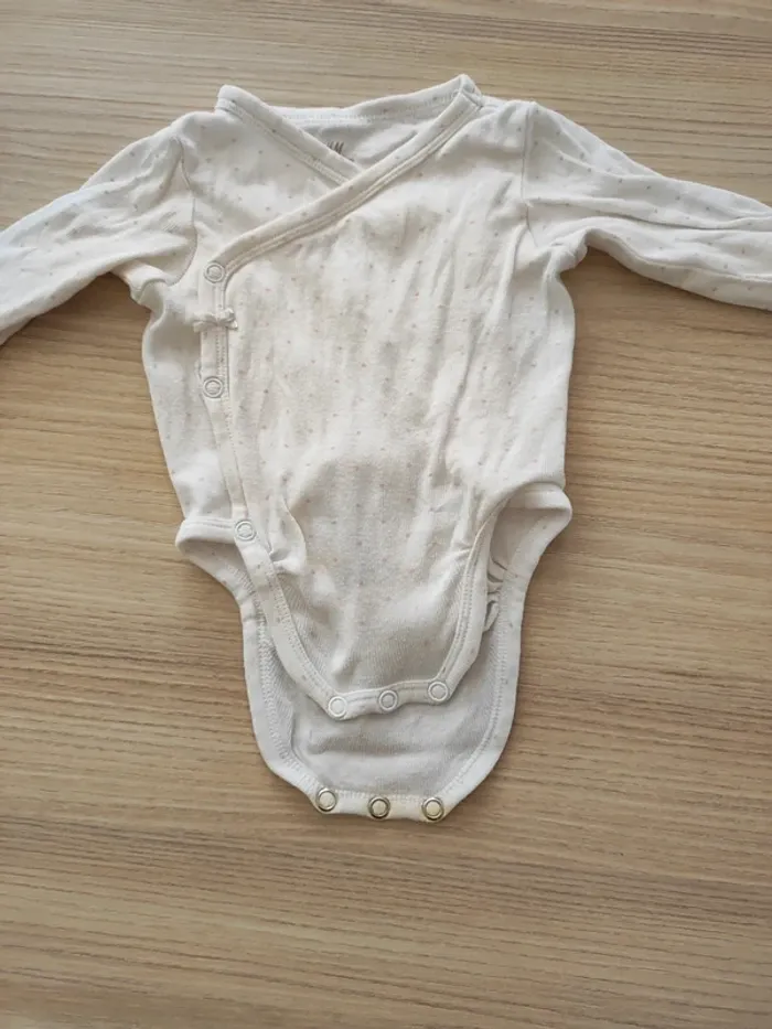 Lot 8 bodys 1 mois satisfaisant - photo numéro 14