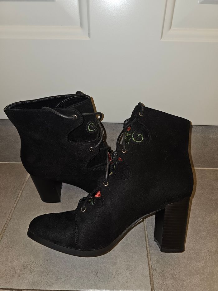 👢 Bottines à talons Miss Liberto – Motifs fleurs – Taille 40 – Talons 8,5 cm - photo numéro 2