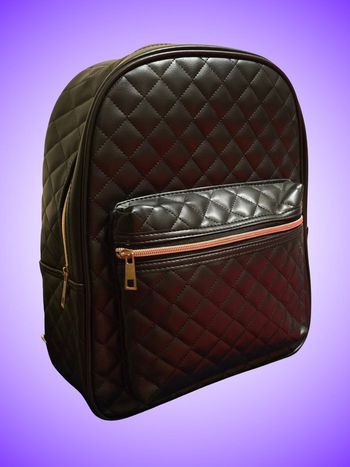 Sac à Dos Femme – Similicuir Noir Matelassé – Zips et Détails Dorés – Chic et Tendance – 35 x 12 x 30 cm  – Neuf, Sans Étiquette 
​