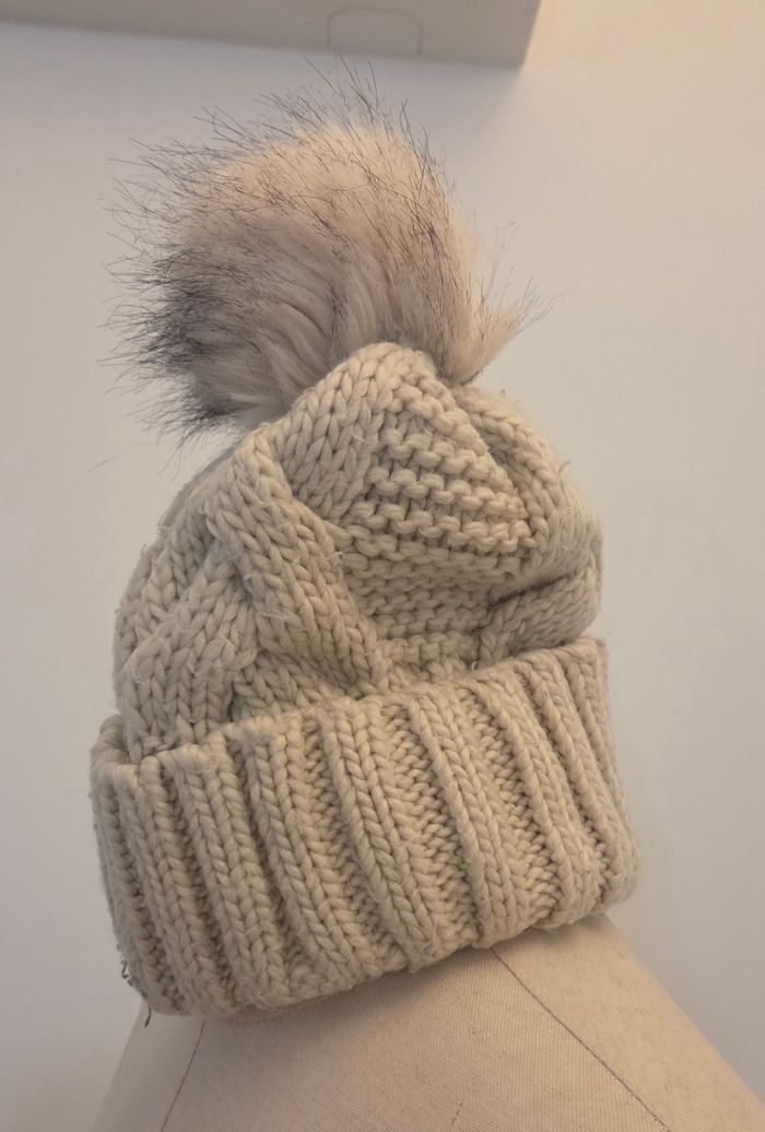 Bonnet torsadé H&M crème avec pompon en fausse fourrure  – taille unique – excellent état - photo numéro 2