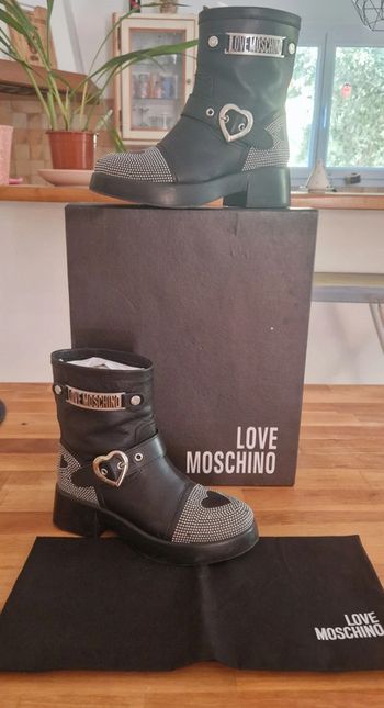 Bottines Love Moschino noir et strass