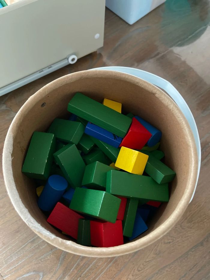 Seau de blocs en bois pour construction - photo numéro 3
