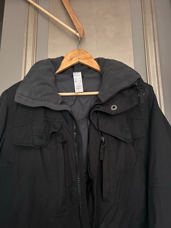 Blouson  noir à capuche chaud 🥵 doublé matelassé Décathlon taille M état comme neuf