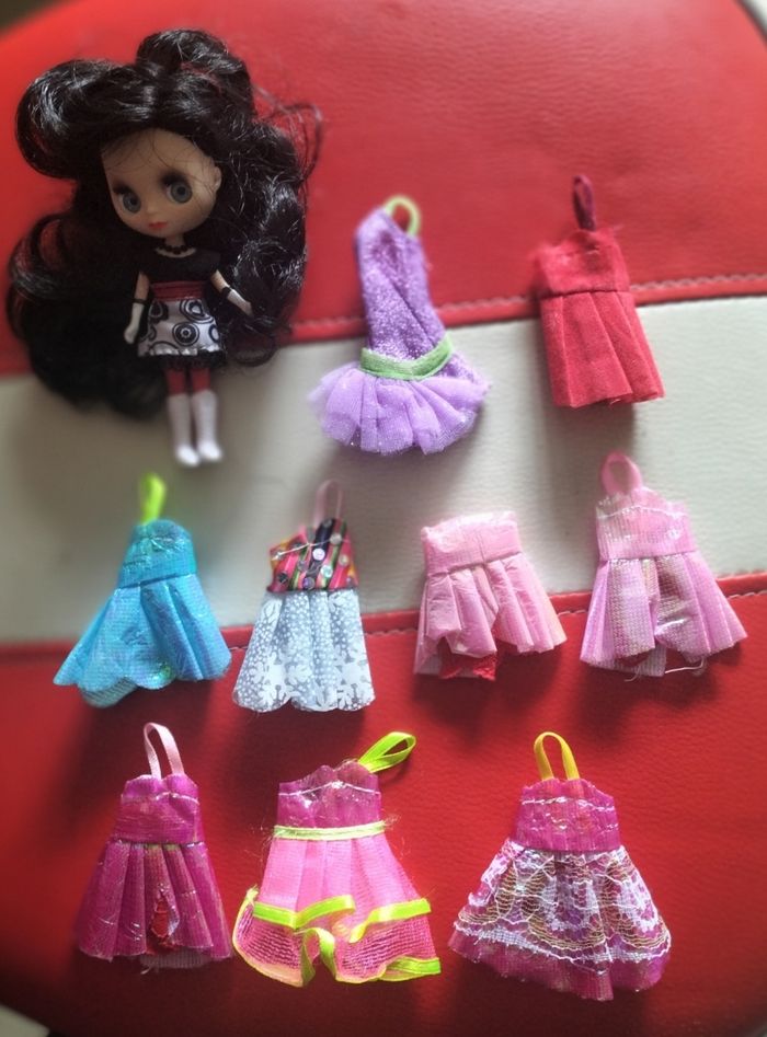 Petite poupée et ses robes