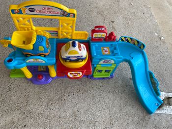 Atelier sos réparateurs et deux voitures