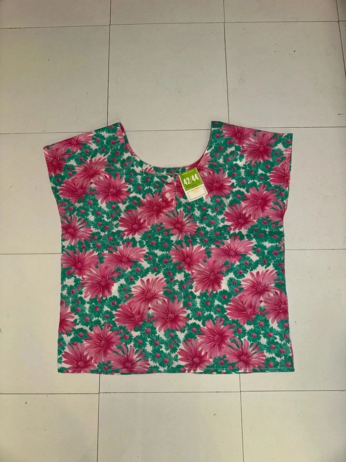 Top à fleur neuf T42/44