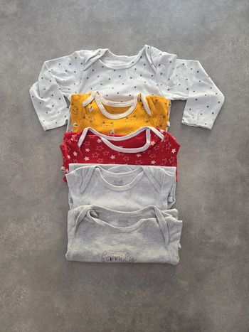 Lot 5 bodies bébé garçon manches longues gris blanc rouge moutarde T36mois TBE kiabi