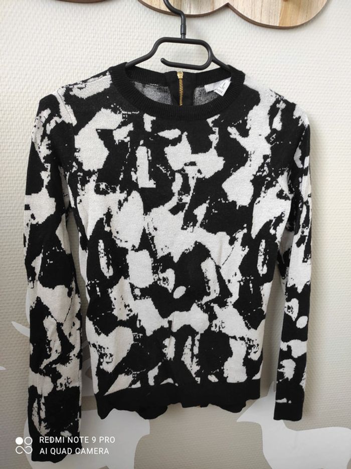 Pull blanc noir