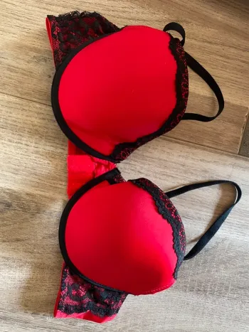 Lot 2 soutien-gorge, 95 D. Rouge et noir.