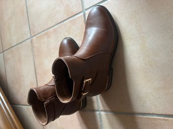 Bottines femme à zip avec semelle à liseré doré bout amande