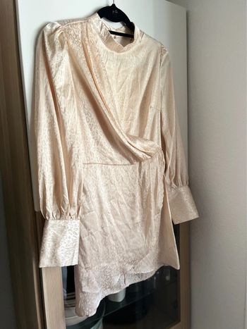 Robe satinée dos ouvert