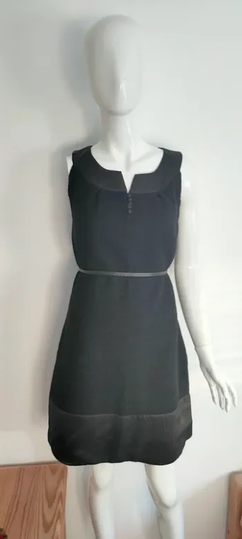 Robe bi matière noire, effet mat et satin sur le bas
