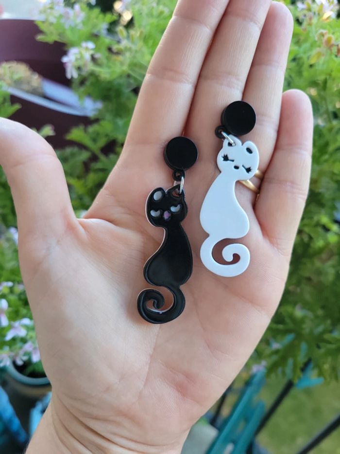 Boucles chat 🐱 asymetriques bi colore - photo numéro 2