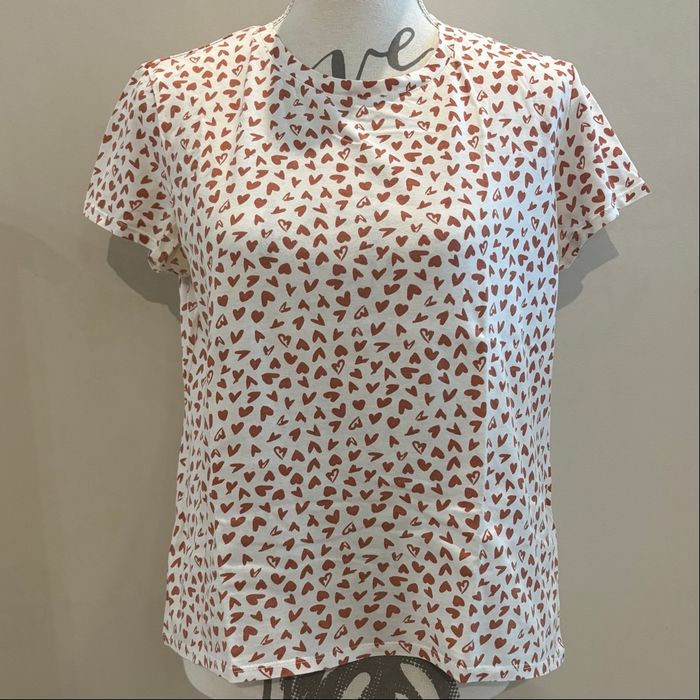 T-shirt blanc à petits cœurs oranges