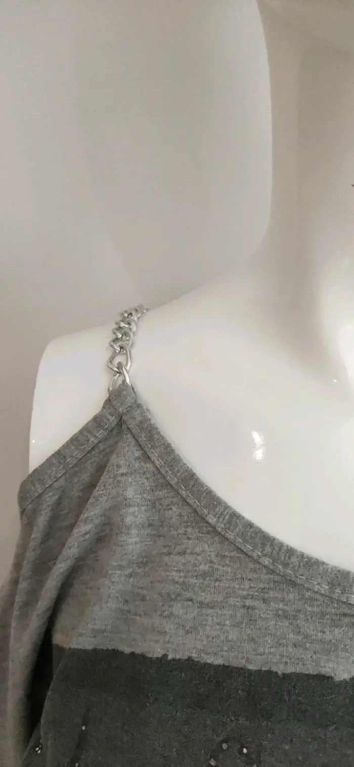 T shirt long gris a motif, chaîne aux épaules - photo numéro 3